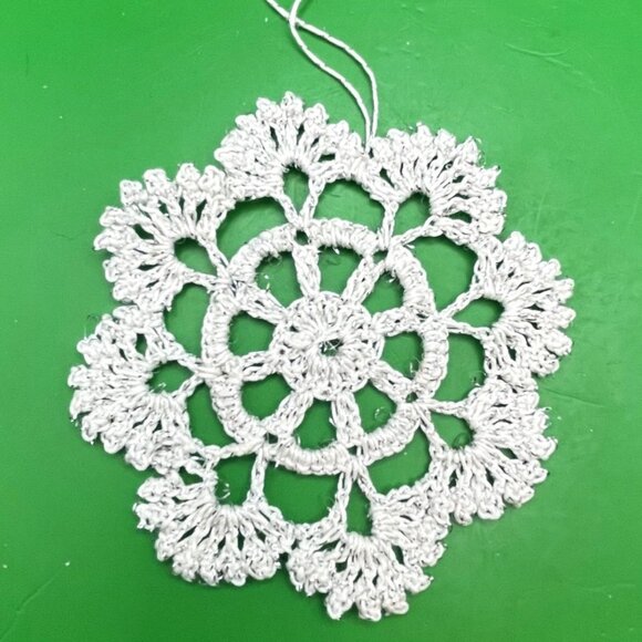 Lot of 5 VTG Handmade Crochet Snowflake Ornaments 1980s Metallic Holiday Décor - Picture 3 of 7